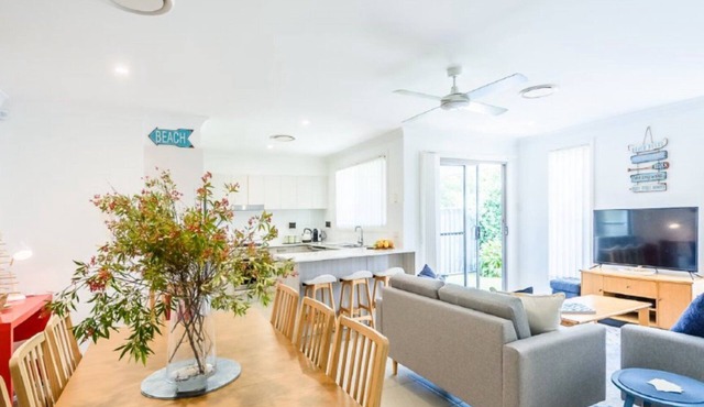 Pet friendly+ walk to shops, cafes, beach