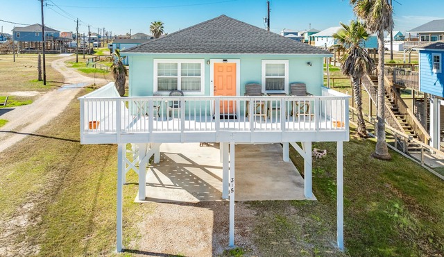 Pet Friendly - Walk to the Beach, Cozy Home