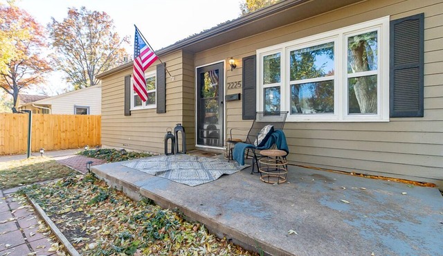 Pet Friendly—Walk to Washburn—King Bed-Fast Wi-Fi