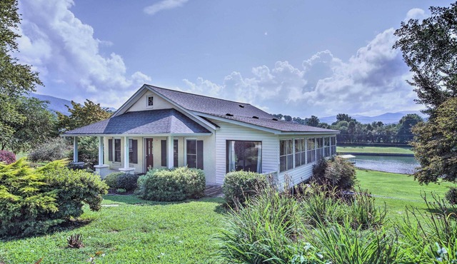 Pet-Friendly Waterfront Hayesville Cottage!