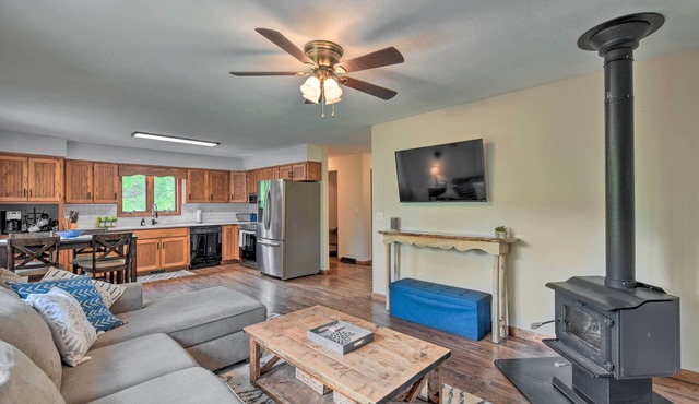 Pet-Friendly Waynesville Home w/Mountain Views!