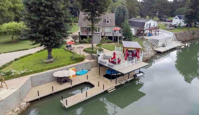 Pet Friendly, Wilson Lake, Dock, Boat Launch, 2 Slips, 4 bed 4 bath, lake view