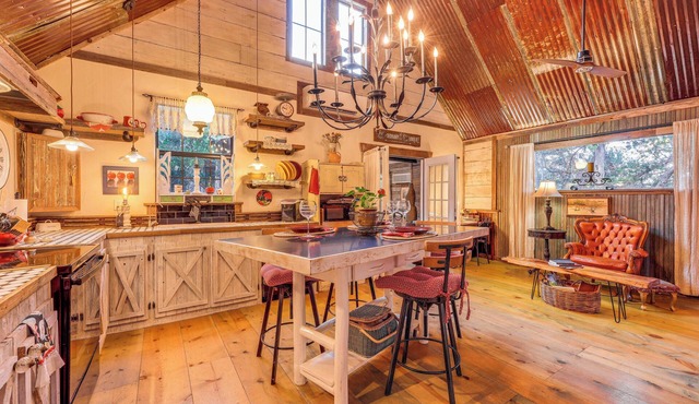 Pet-Friendly Wimberley Cabin w/Fire Pit & Hot Tub
