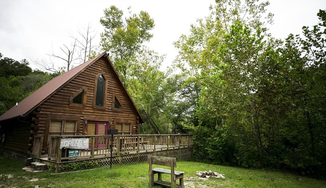 Pet friendly, with a new hot tub. Overlooks fork of Red River.
