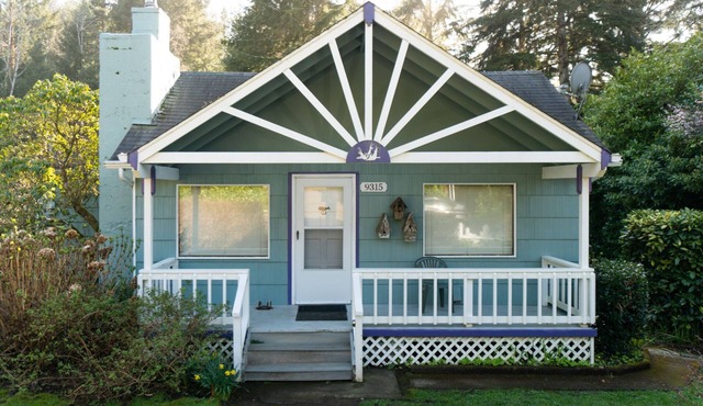 Pet friendly with hot tub, deck and bbq, short drive to beach or restaurants