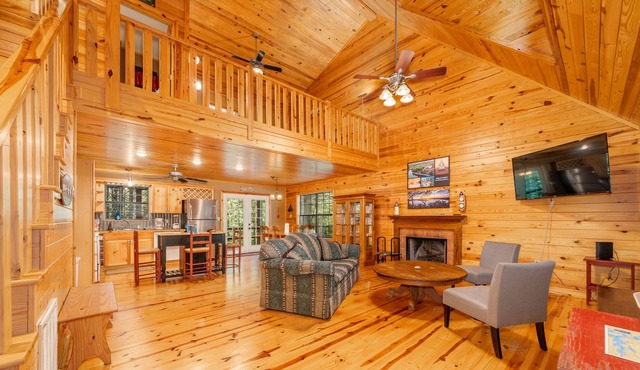 Pet Friendly - Wooded Cabin - Hot Tub - Fireplace