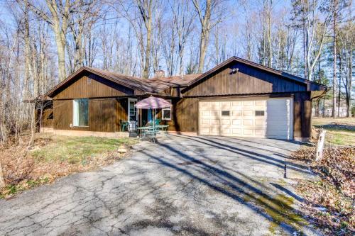 Pet-Friendly Youngstown Cottage with Yard