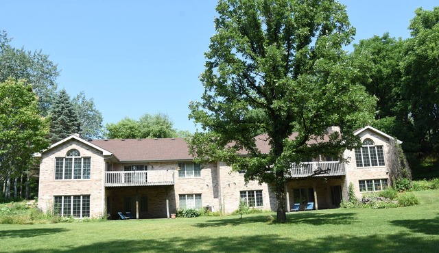 Pet FriendlyHot tub space to relax 10min from Madison, Epic, MilitaryRidgeTrail