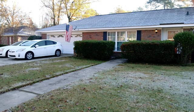 Pet Friendy 3/2 with screened in patio and privace fenced-in back yard!