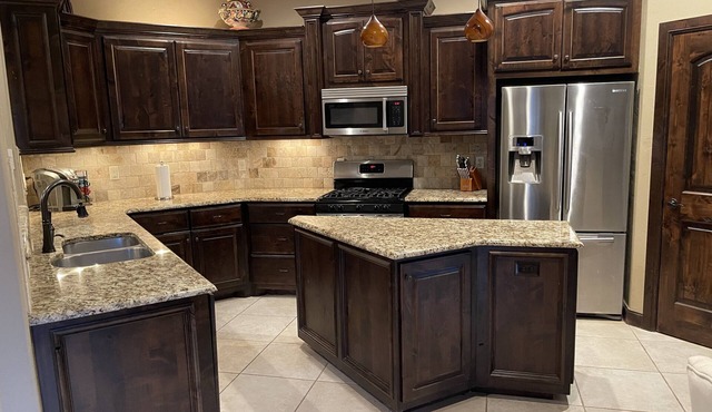 Pet Loving, Fenced, Garage, Near I-35, UCO, OCU, Lazy E, 3 comfortable beds