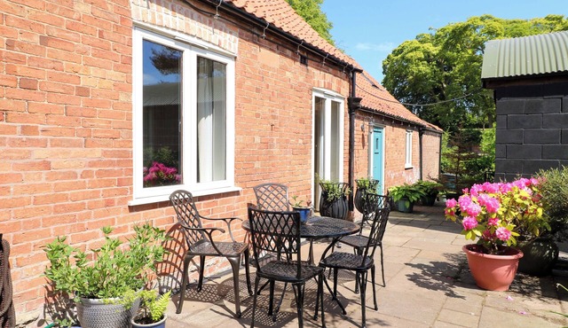 PETAL COTTAGE, with a garden in Tuxford