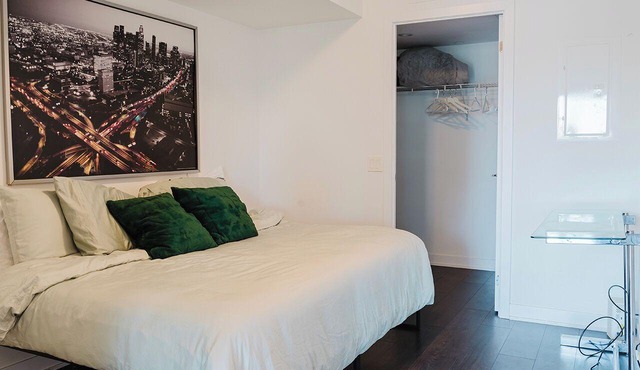 Peter pan hideaway 2 BEDroom in central of Toronto