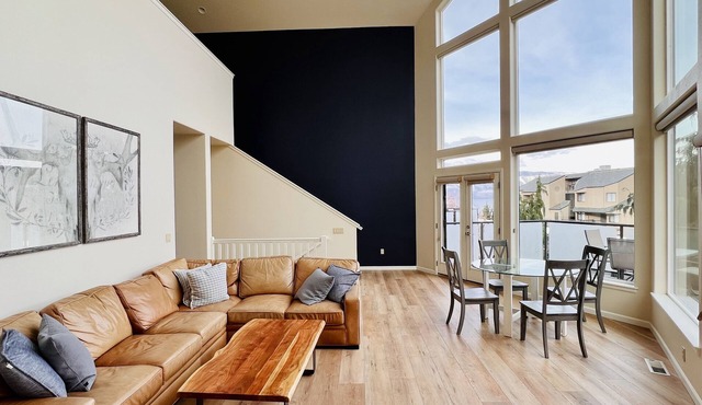 Peterson’s Waterfront Townhome- Pool, Hot Tub, Views