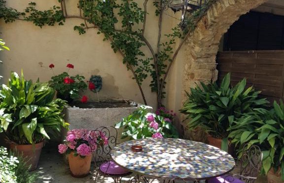 Petit apartament amb pati al poble de Pals