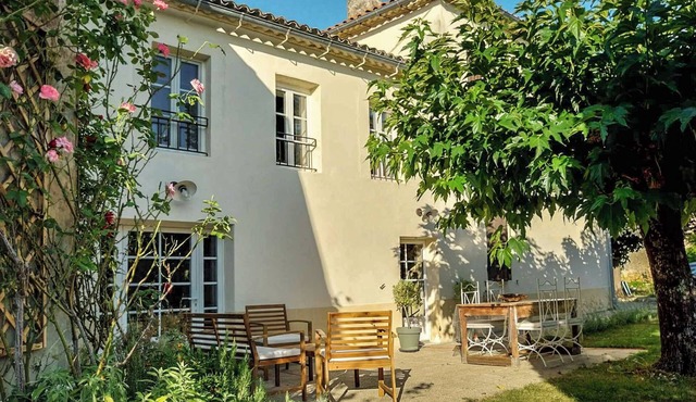 Petit Est Eco Cottage in large private garden near Saint-Émilion