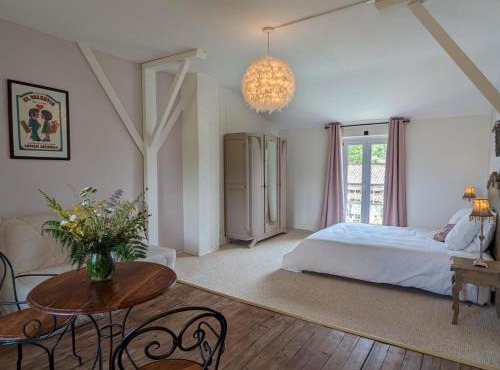 Petit gîte romantique avec piscine couverte, jardin et animaux, proche de la nature à Chadurie - FR-1-653-234