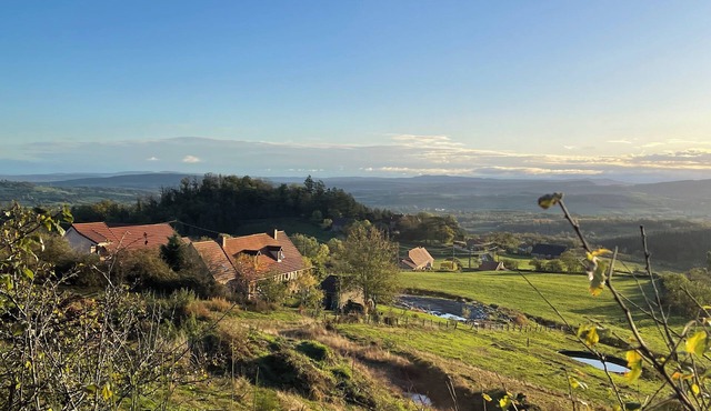 Petit Gite with swimming pool and stunning views in the heart of the hills