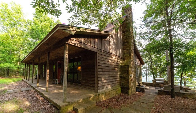 Petit Jean retreat with stunning view of Ada Valley