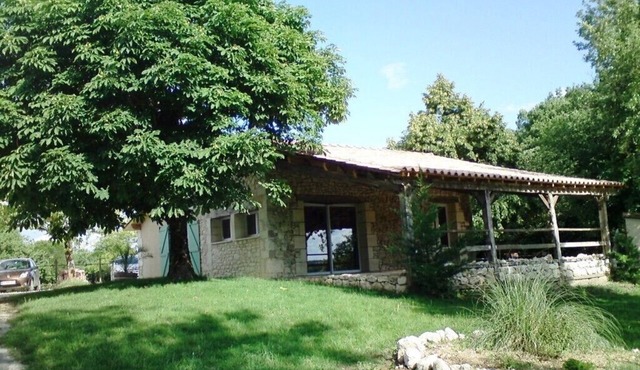 Petit Pech Bouquet: stone cottage on a hill overlooking the valley