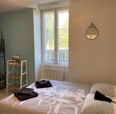 Petit studio avec parking, très bien équipé proche des Thermes et du centre ville Nouvelle literie