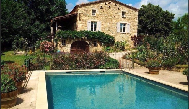 Petit Vue Vert - One Bedroom Gite with heated pool on edge of medieval village