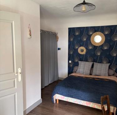 Petite chambre indépendante, parking