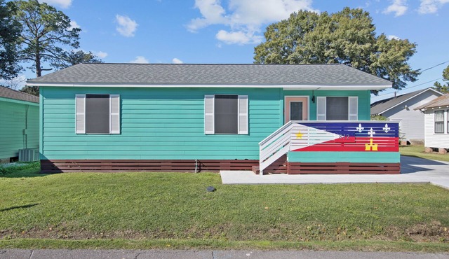 Petite Cottage near Downtown w/extra parking