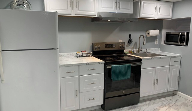 Petite Cozy Home w gourmet kitchen & parking in delightful Drexel Hill