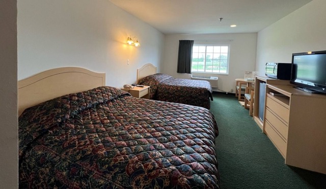 Petite Double Queen Suite with Free Breakfast!