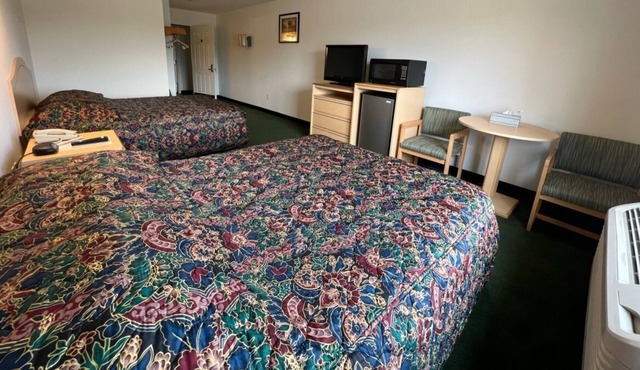 Petite Double Queen Suite with Free Parking!
