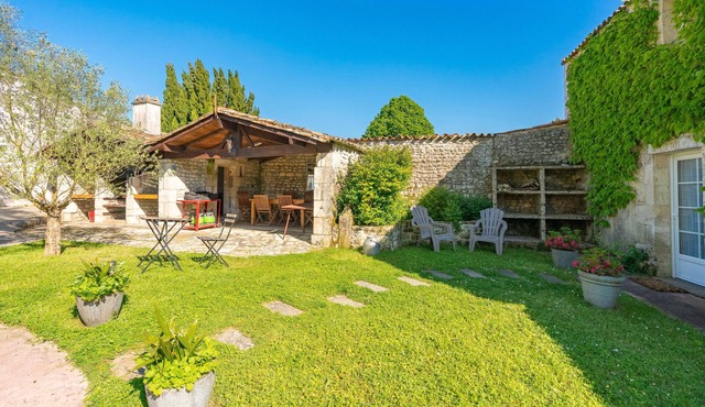 Petite house "Gîte Le Chai" with shared pool, Wi-Fi and air conditioning