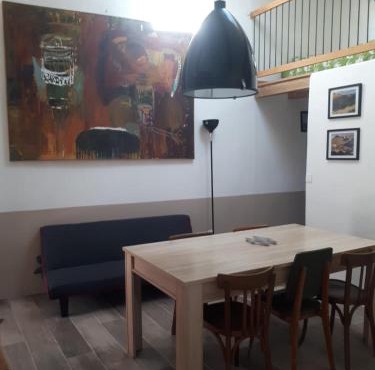 petite maison d'artiste dans un village provencal