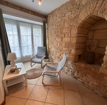 Petite maison au pied du château