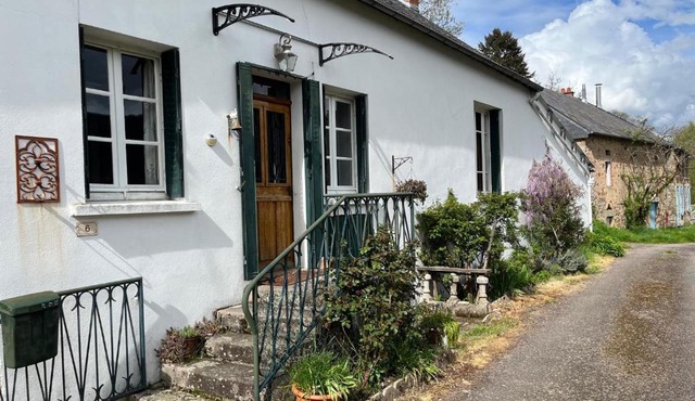 Petite maison au calme à Anost