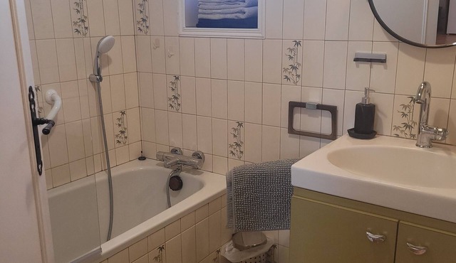 Petite Maison Dans Quartier Résidentiel à Proximité du Centre de Bas en Basset