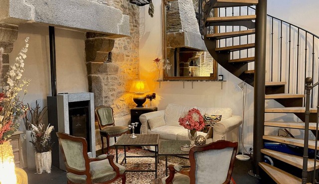 Petite Maison Darrière-cour au Pied du Château