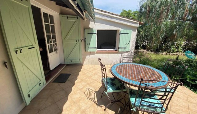 Petite Maison de Vacances au Bord D'un Petit Bois