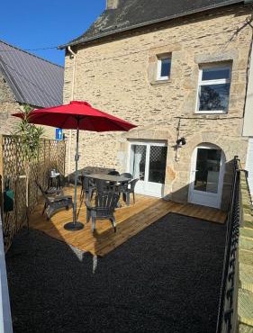 Petite maison en pierre au pied de la voie verte