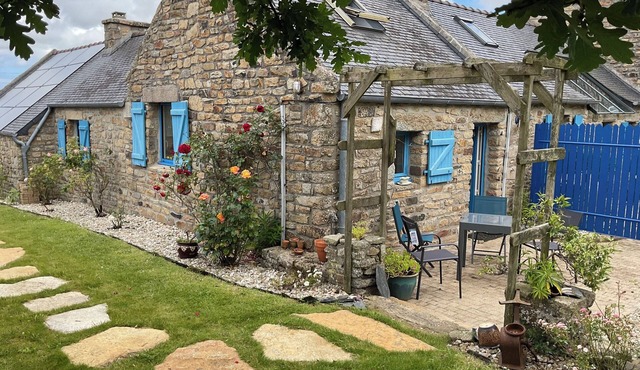 Petite Maison en Pierre Dans un Grand Jardin Fleuri