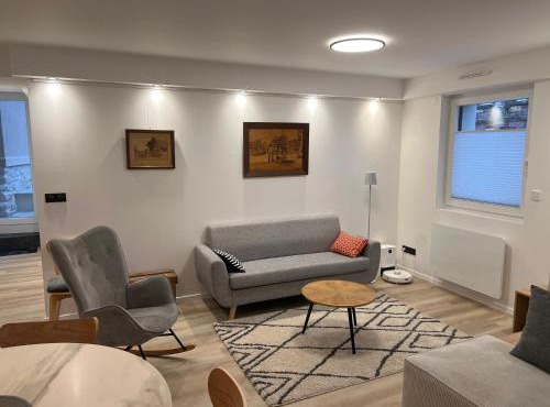 Petite maison indépendante avec garage attenant