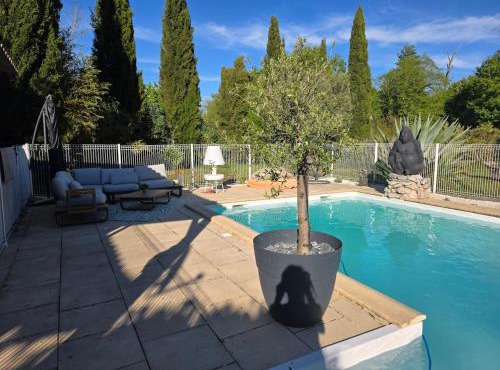 Petite maisonnette avec accés piscine