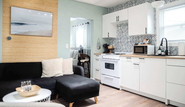 Petite Paradise: Tiny Home Vibes! Great Location!