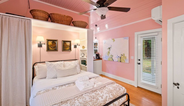 Petite Pink Cottage, Perfect for Solo Travelers