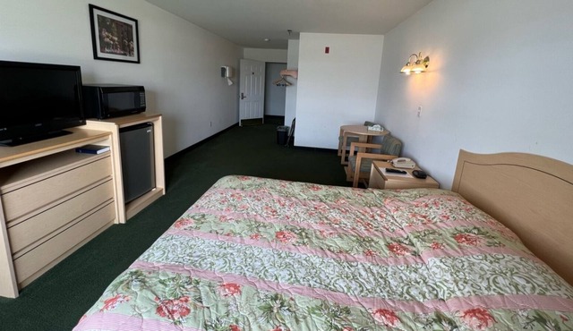 Petite Queen Suite with Free Breakfast and Parking