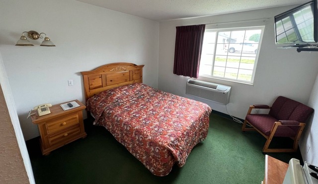 Petite Single Queen Room in the Heart of Red Bud!