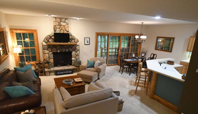 Petoskey - Harbor Springs condo in a wooded setting. Cozy & close to everything!