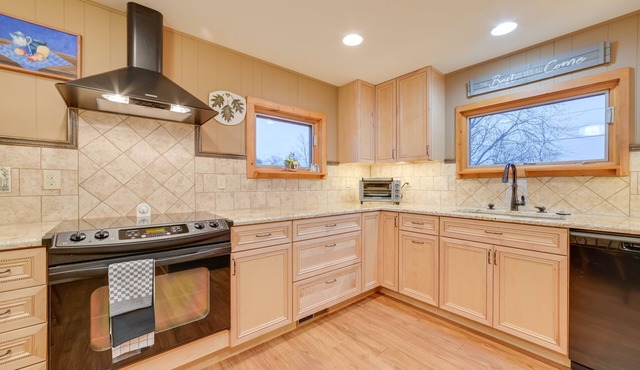 Petoskey Home ~ 5 Mi to Downtown & Bayfront Park!