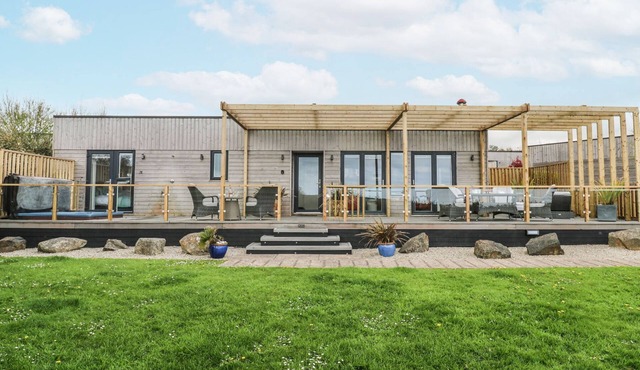 PETROC, pet friendly, country holiday cottage, with pool in Portreath