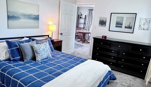 Pets, 30+days, Queen, ground lvl near ATSU, TSU, NRMC