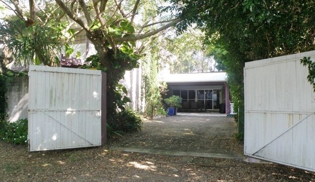 Pets allowed at this three bedroom beachhouse only minutes walk to beaches.